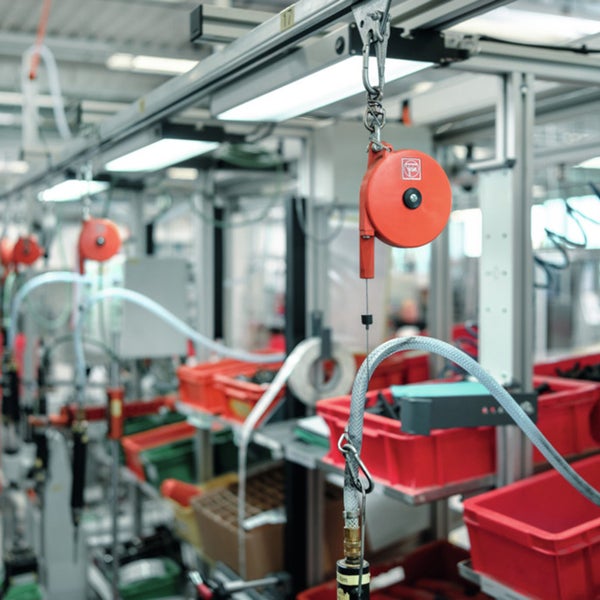 Szene einer Produktionsstätte mit Werkzeugaufhängung und Werkzeug