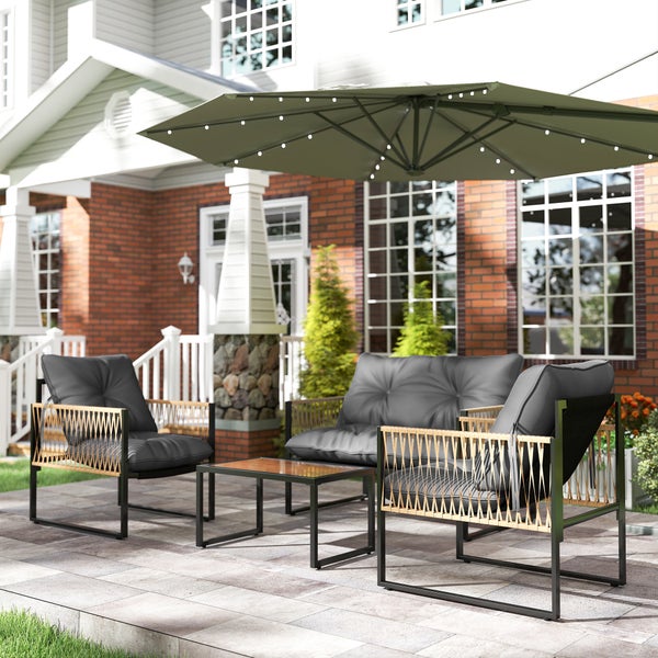 Modernes Garten-Lounge-Set aus Sofa, Sesseln und Tisch auf einer Terrasse unter einem großen Sonnenschirm mit integrierter Beleuchtung.