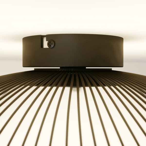 Deckenleuchte mit Lampenschirm aus Metallstreifen