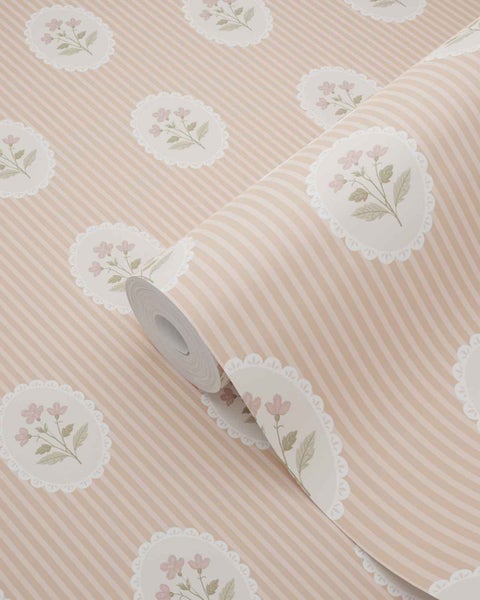 Tapetenrolle mit einem Muster aus Streifen und ovalen Medaillons mit Blumenmotiven.