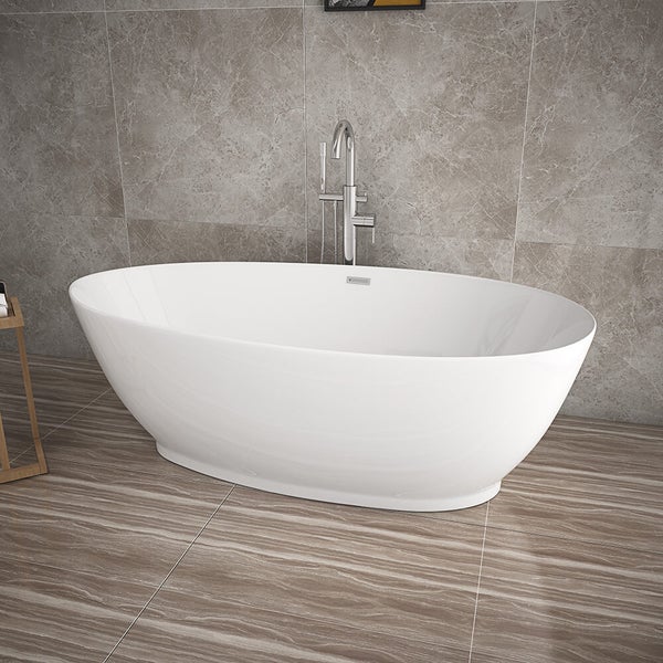 Freistehende ovale Badewanne in modernem Badezimmer mit Fliesen in Steinoptik und bodenstehender Wannenarmatur.