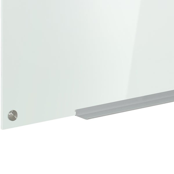 Detailansicht eines weißen Glas-Magnetboards mit Stiftablage aus Metall und runder Wandhalterung.