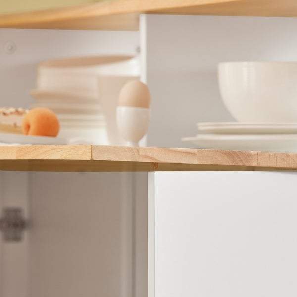 Detailaufnahme von Geschirr und Lebensmitteln auf einem Küchentisch