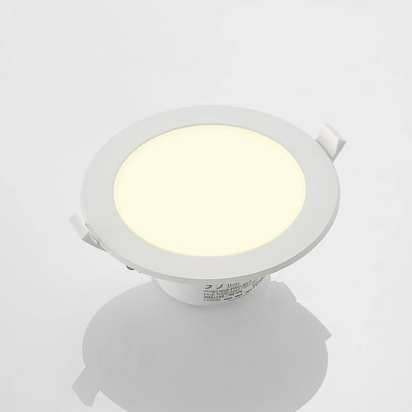 Runde LED-Einbauleuchte mit weißem Rahmen und warmweißem Licht.