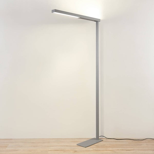 Moderne LED-Bürostehleuchte in L-Form, silberfarben, aus Metall mit flachem Standfuß.