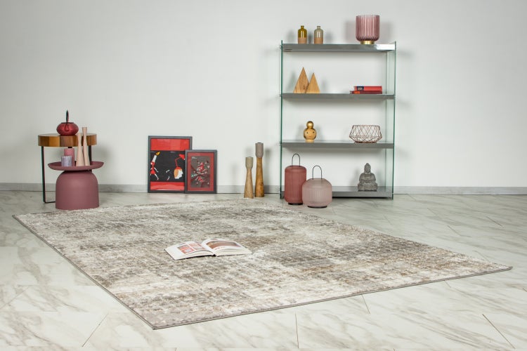 Wohnzimmer mit flachem Teppich in Vintage Optik auf Marmorboden, kombiniert mit einem Metallregal, Beistelltisch und verschiedenen Wohnaccessoires.