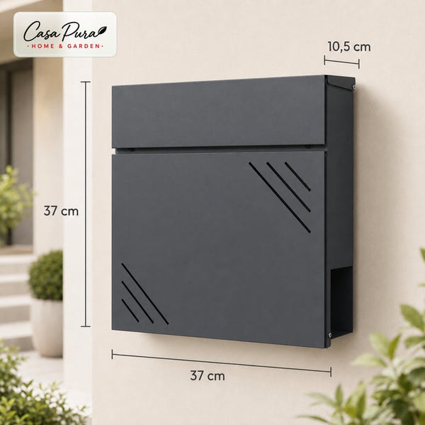 Wandbriefkasten aus Metall mit Zeitungsfach und Schlitzdesign, Maße 37 mal 37 mal 10,5 Zentimeter, montiert an einer Hauswand.
