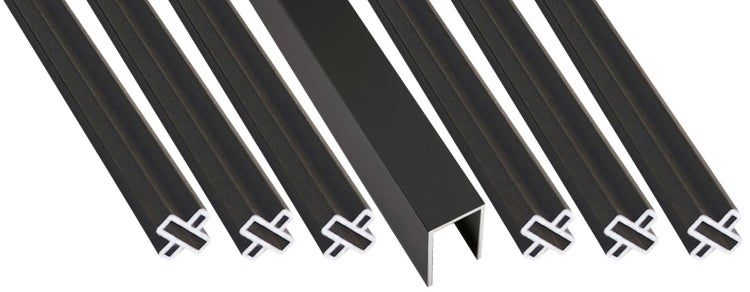 Mehrere schwarze Winkelprofile