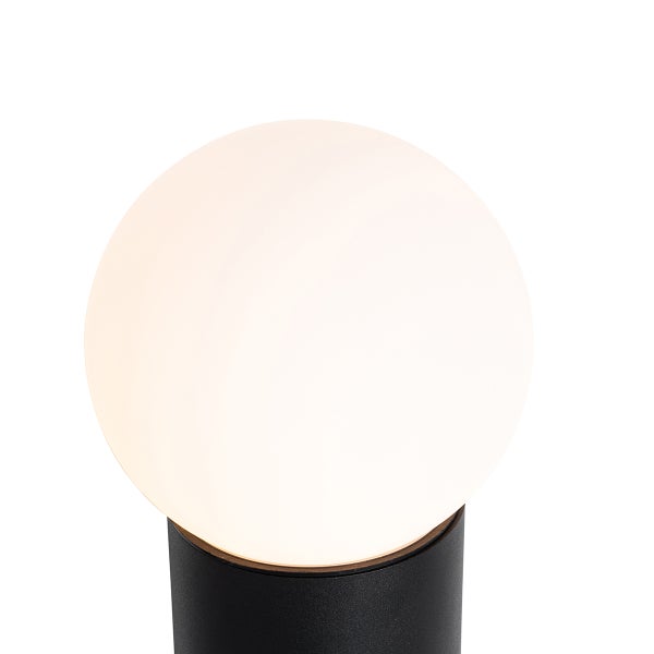 Moderne Außenleuchte mit weißer Kugellampe und schwarzem Sockel, eingeschaltet.