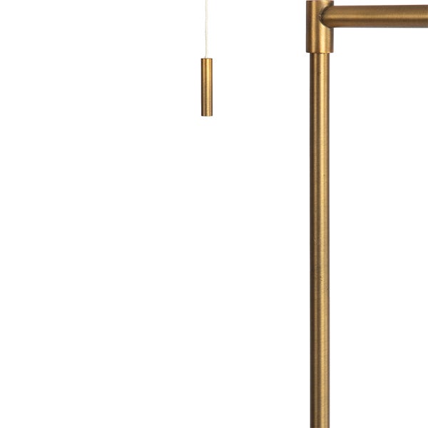 Detailansicht einer Lampe mit einem Zugschalter und einem Rahmen aus Metall in Messing-Optik.