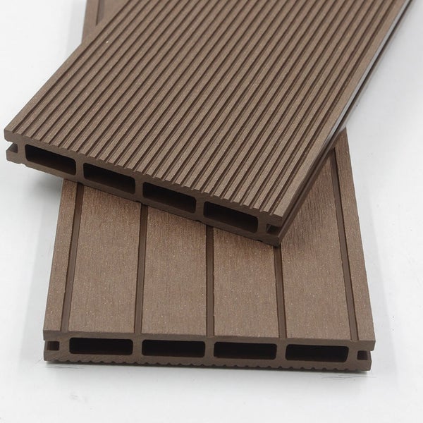 WPC-Terrassendielen in verschiedenen Farben mit Hohlkammerprofil und gerillter Oberfläche.