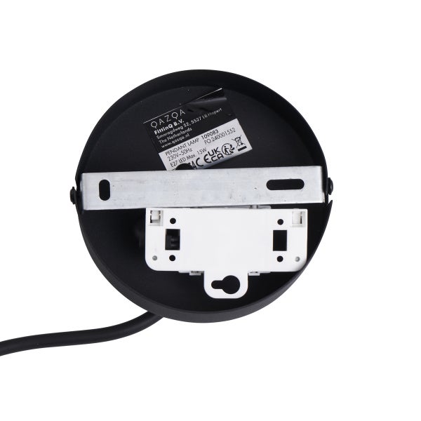 Deckenhalterung einer schwarzen Pendelleuchte mit Metallmontagebügel, weißer Anschlussklemme und technischem Etikett.