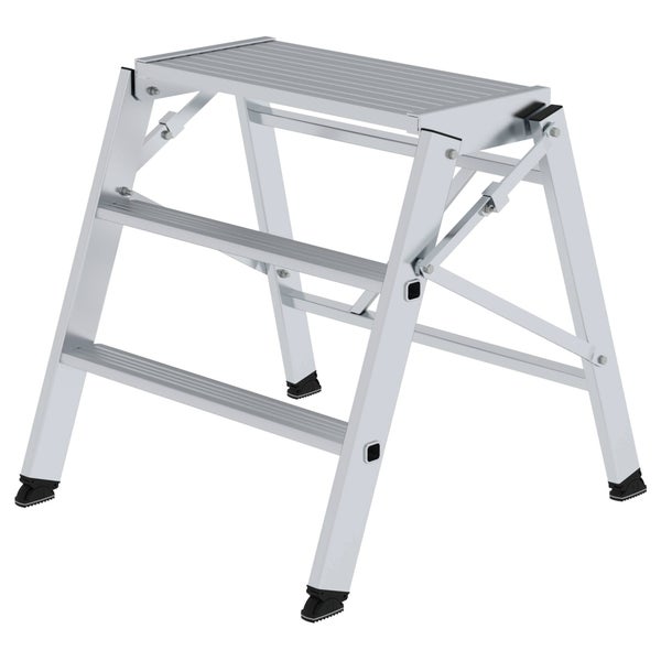 Doppelstufenleiter aus Aluminium mit drei Stufen und rutschfesten Kunststofffüßen.