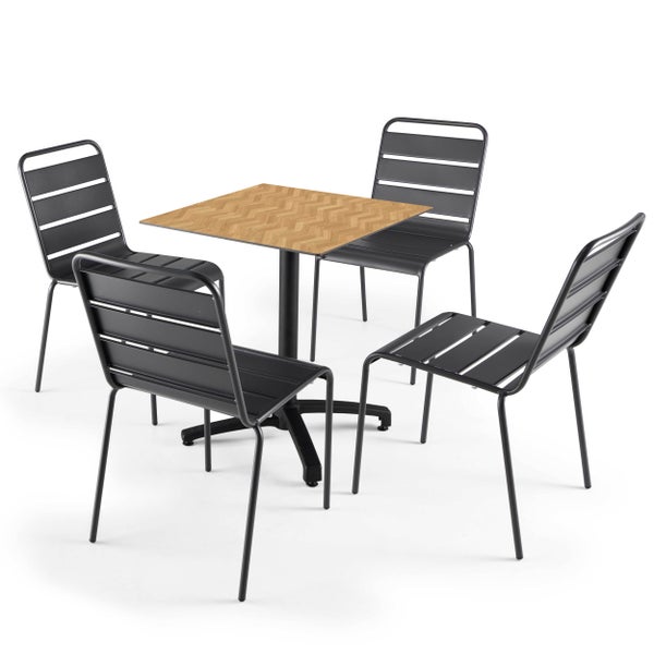 Sitzgruppe mit quadratischem Bistro-Tisch in Holzoptik mit Fischgrätmuster und vier schwarzen Metallstühlen mit Latten.