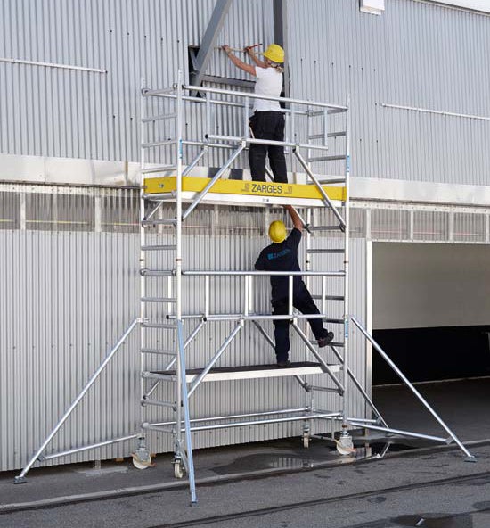 Rollgerüst mit zwei Personen bei der Arbeit im Aussenbereich