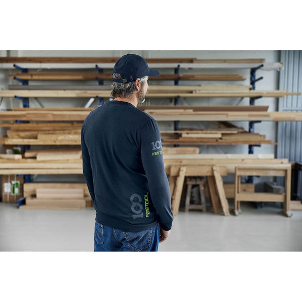 Ein Mann mit Festool-Shirt steht in einer Werkstatt.