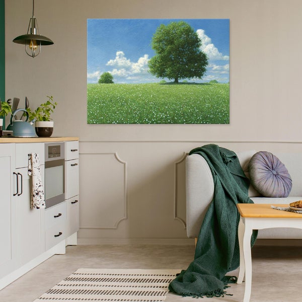 Gemälde mit einer grünen Landschaft im Wohnzimmer