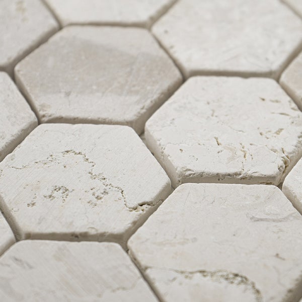 Natursteinmosaik aus sechseckigen Steinfliesen mit strukturierter Oberfläche für Wand und Boden.
