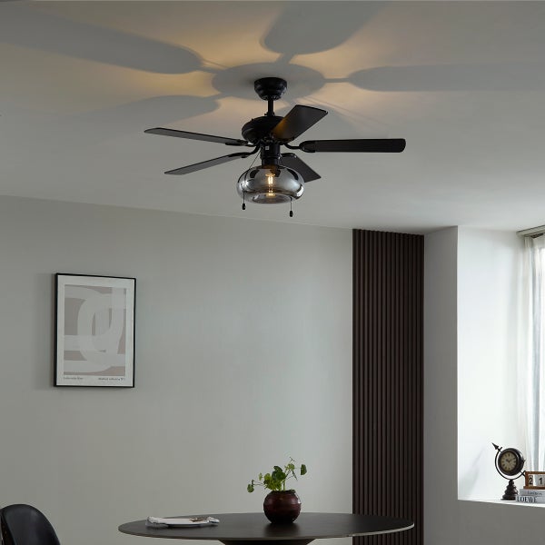 Deckenventilator mit Beleuchtung und fünf Flügeln in modernem Wohnzimmer mit Esstisch und Wandbild.