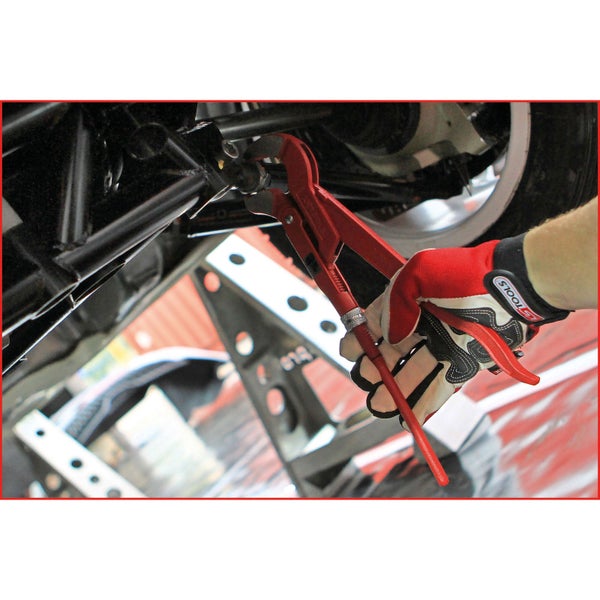 Eine Person benutzt eine Wasserpumpenzange an einem Fahrzeug.