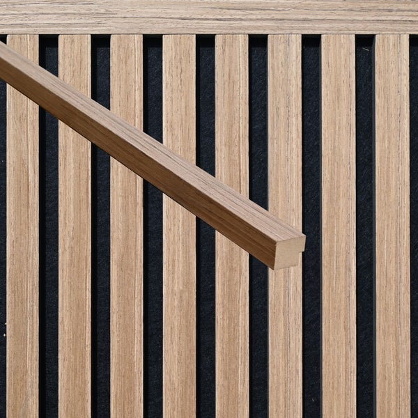 Abschlussprofil aus Holz für Akustikpaneele mit Lamellenoptik