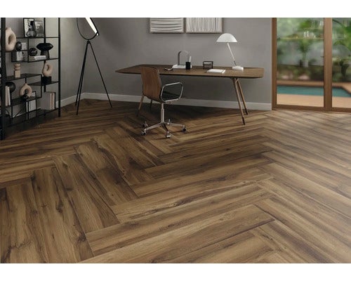 Innenraum mit Holzboden in Fischgrätmuster, Schreibtisch und Regalen