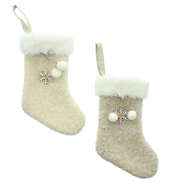 Zwei Weihnachtssocken mit Schneeflocken-Motiv und Aufhängeschlaufe