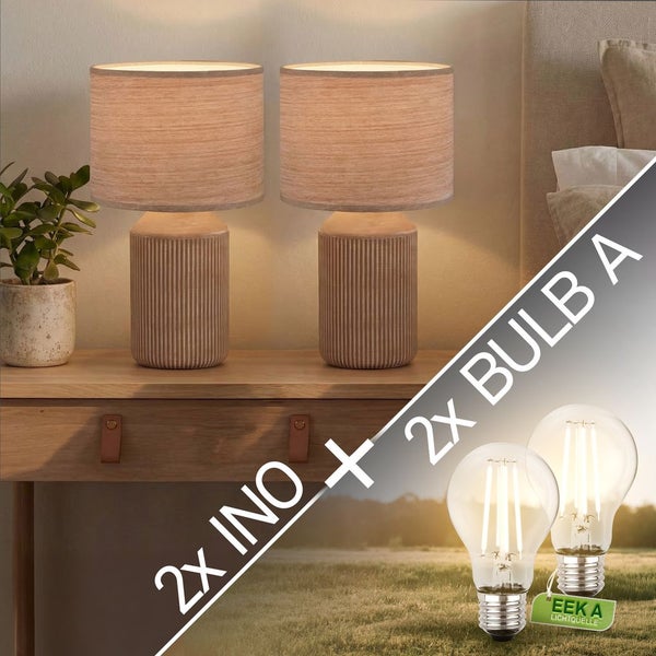 Set aus zwei Tischleuchten mit Keramikfuß und Stoffschirm auf einem Holztisch, inklusive zwei LED-Leuchtmitteln der Energieeffizienzklasse A.