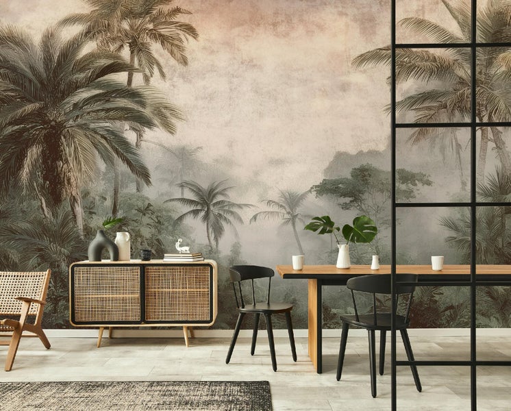 Wohnzimmer mit Palmblatt-Tapete, Sideboard aus Rattan, Esstisch und Stühlen