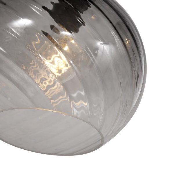 Detailaufnahme einer Deckenleuchte aus Glas