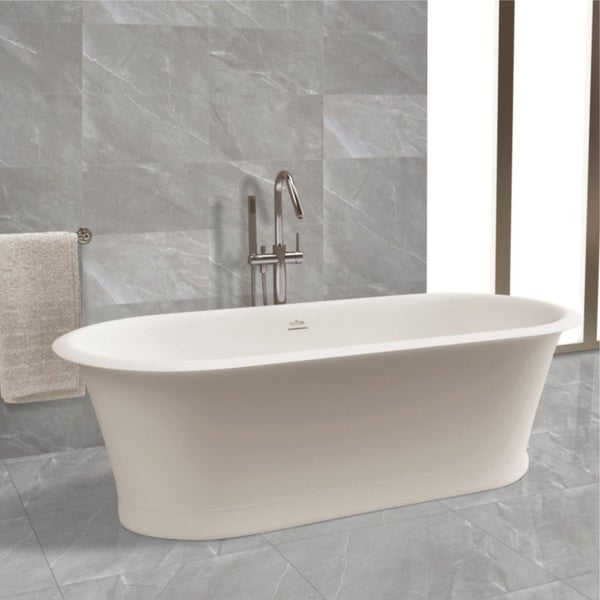 Freistehende Badewanne mit Armatur und Handtuchhalter im Badezimmer