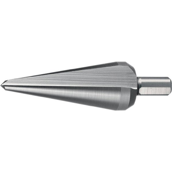 Reifenlager mit Reifen auf Felgen in Regalen und ein Mitarbeiter