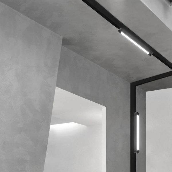 Innenraum mit installierten LED-Schienenstrahlern an der Decke und Wand