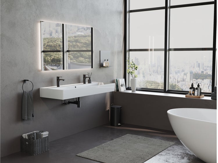 Modernes Badezimmer mit Waschtisch, Spiegel, Badewanne und Fenster