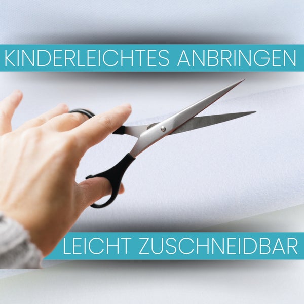 Eine Hand schneidet weißes Vlies mit einer Schere. Text: Kinderleichtes Anbringen und leicht zuschneidbar.