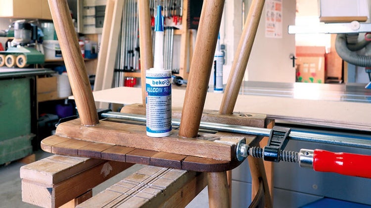 Holzstuhlreparatur mit Montagekleber und Schraubzwinge