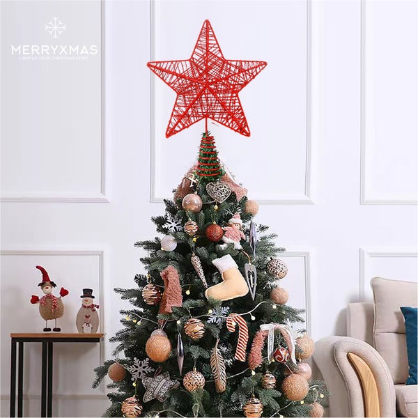 Dekorierter Weihnachtsbaum mit rotem Stern als Baumspitze