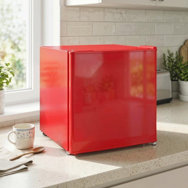 Ein roter Minikühlschrank auf einer hellen Küchenarbeitsplatte aus Stein neben einem Fenster in einer hellen und aufgeräumten Küche.