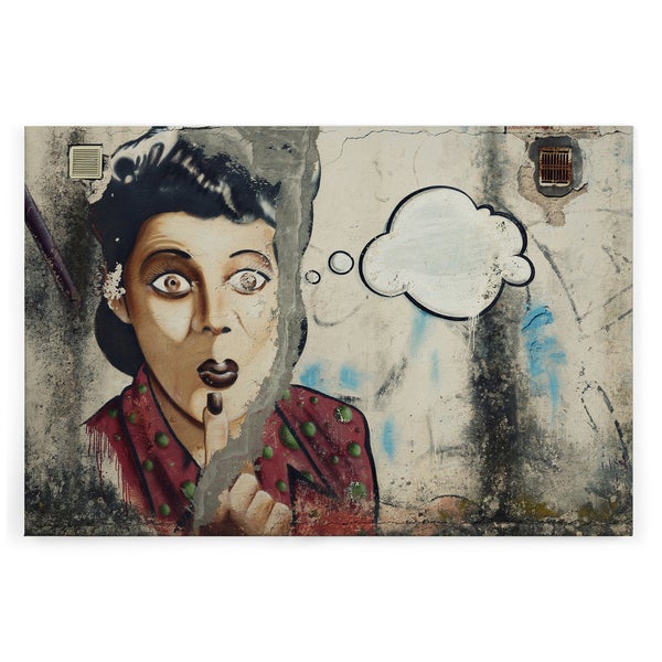 Wandbild mit Graffitimotiv einer Frau mit Sprechblase auf einer strukturierten Wandfläche.