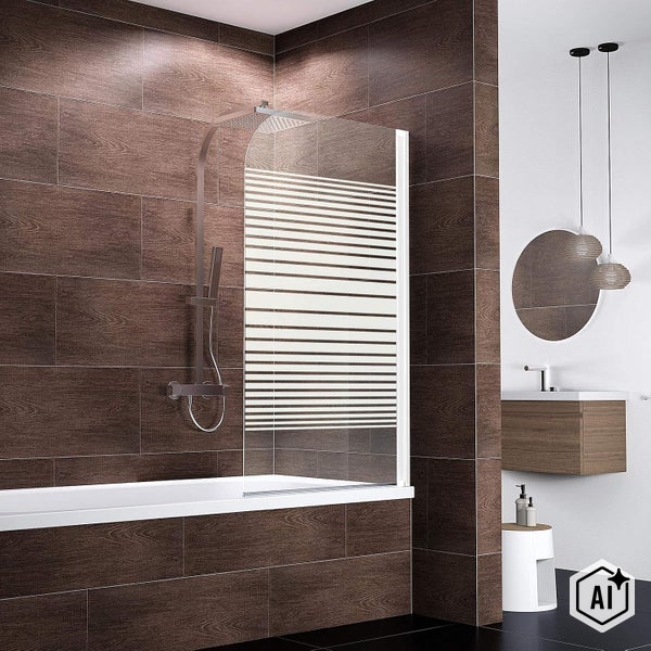 Duschwand für Badewanne mit Streifendekor montiert an einer gefliesten Wand in einem modern eingerichteten Badezimmer.