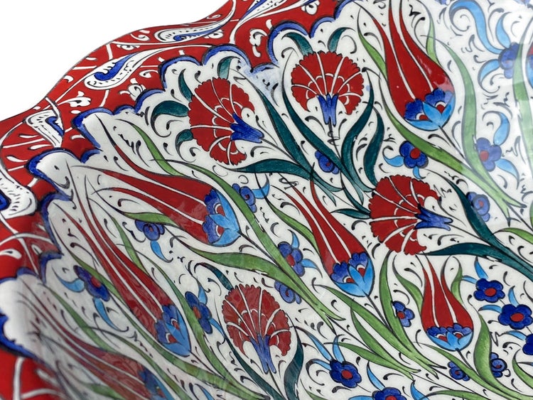 Dekorative Keramikschale mit Blumenmuster