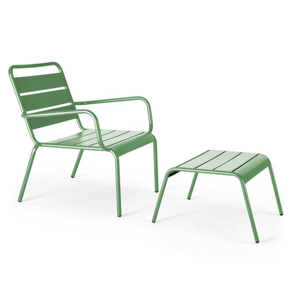 Grüner Lounge-Sessel aus Metall mit Armlehnen und passendem Hocker, modernes Lattendesign für Garten und Terrasse.