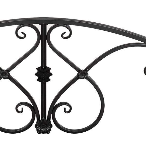 Dekoratives Zaunelement aus Metall mit Schnörkeln und floralen Verzierungen.