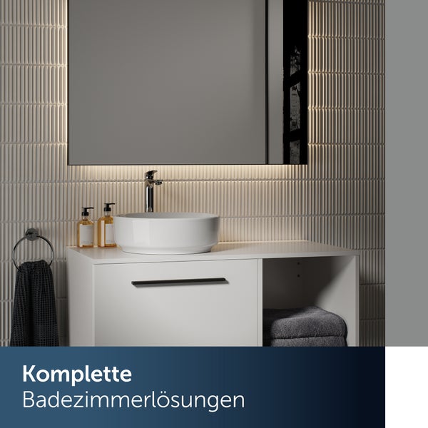 Moderne Badezimmerlösung mit Waschtischunterschrank, Aufsatzwaschbecken, integrierter Armatur, Spiegel mit Beleuchtung und strukturierten Fliesen.