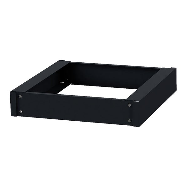 Schwarzer Metallsockel für Schränke oder Outdoorküchen.