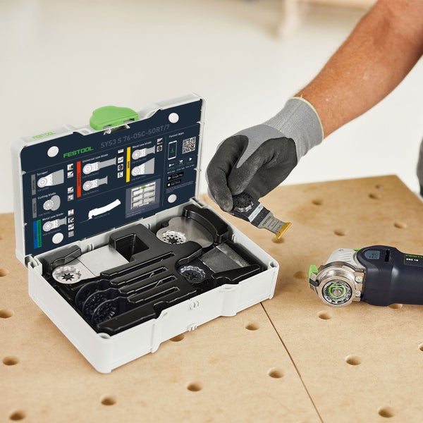 Festool Oszillierwerkzeug Zubehör-Set in Werkzeugkoffer mit Sägeblättern und einer Person mit Schutzhandschuh