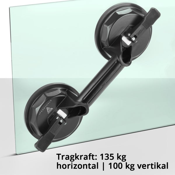 Szene mit Sofa, Stehlampe, Beistelltisch und Tapete mit Ziegelmuster.