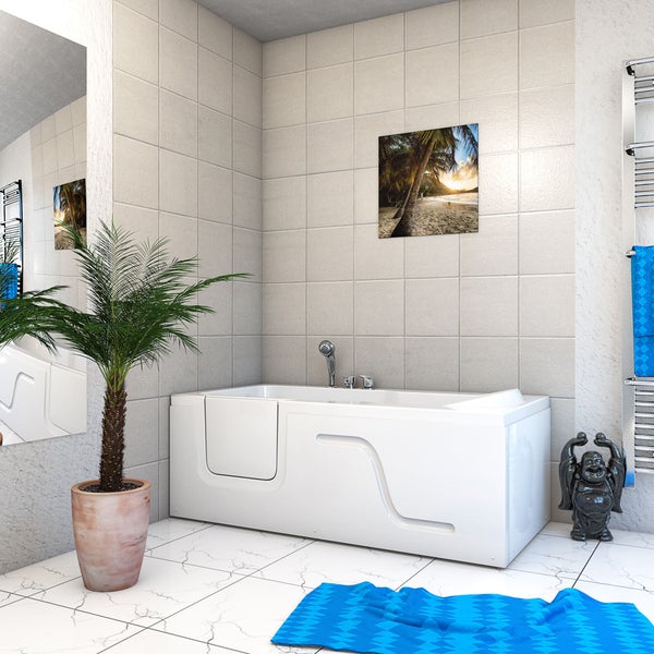 Badezimmer mit Badewanne, Handtuchwärmer, Dekoration und tropischem Wandbild