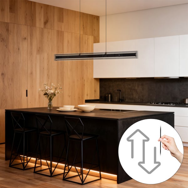 Moderne Küche mit hölzernen Schränken, Kochinsel und höhenverstellbarer LED Pendelleuchte