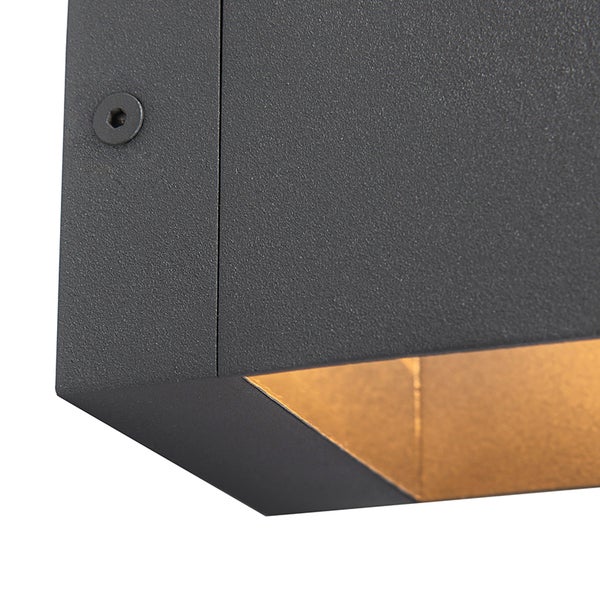 Nahaufnahme einer grauen Außenleuchte